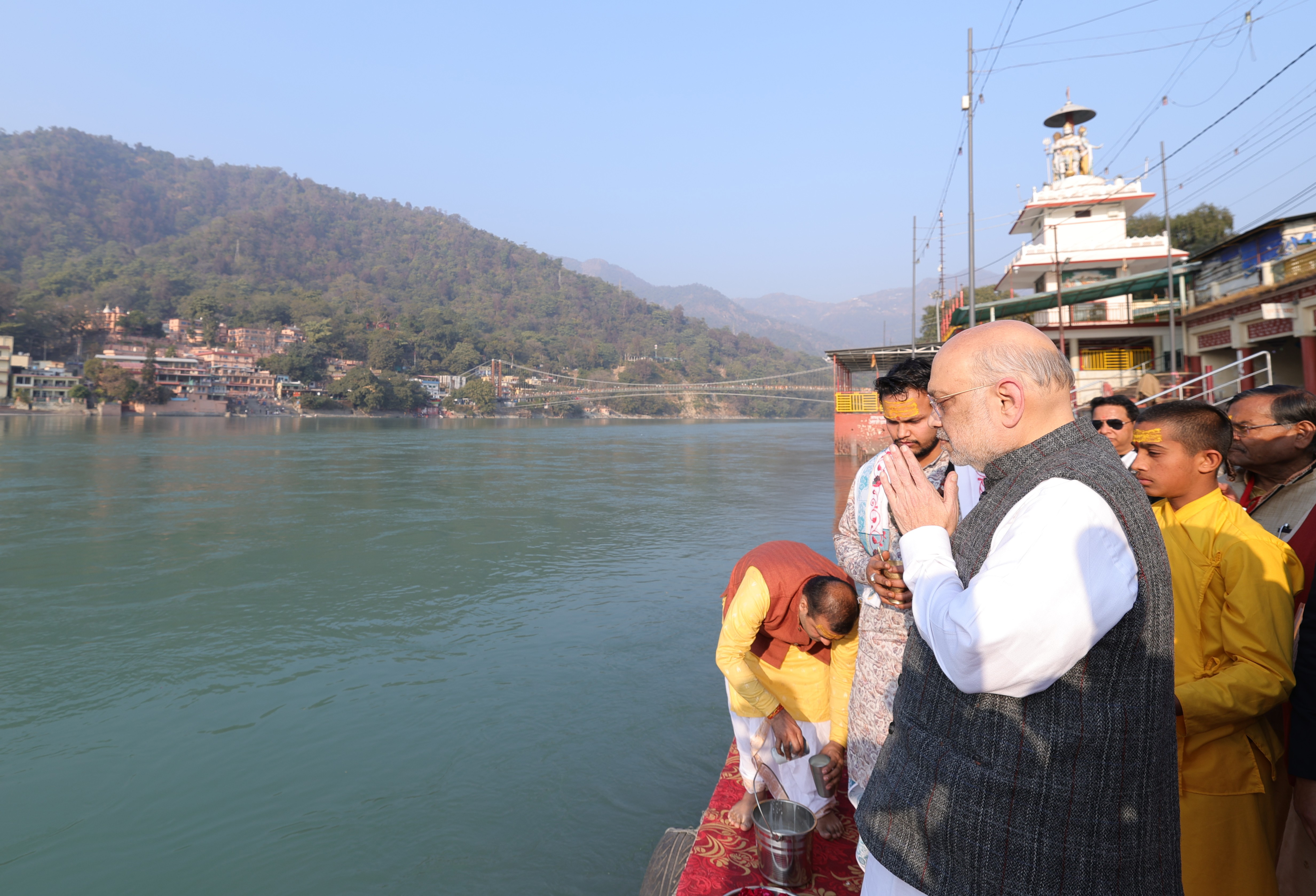 Union Home Minister went for Ganga Darshan and offered prayers to Maa Ganga