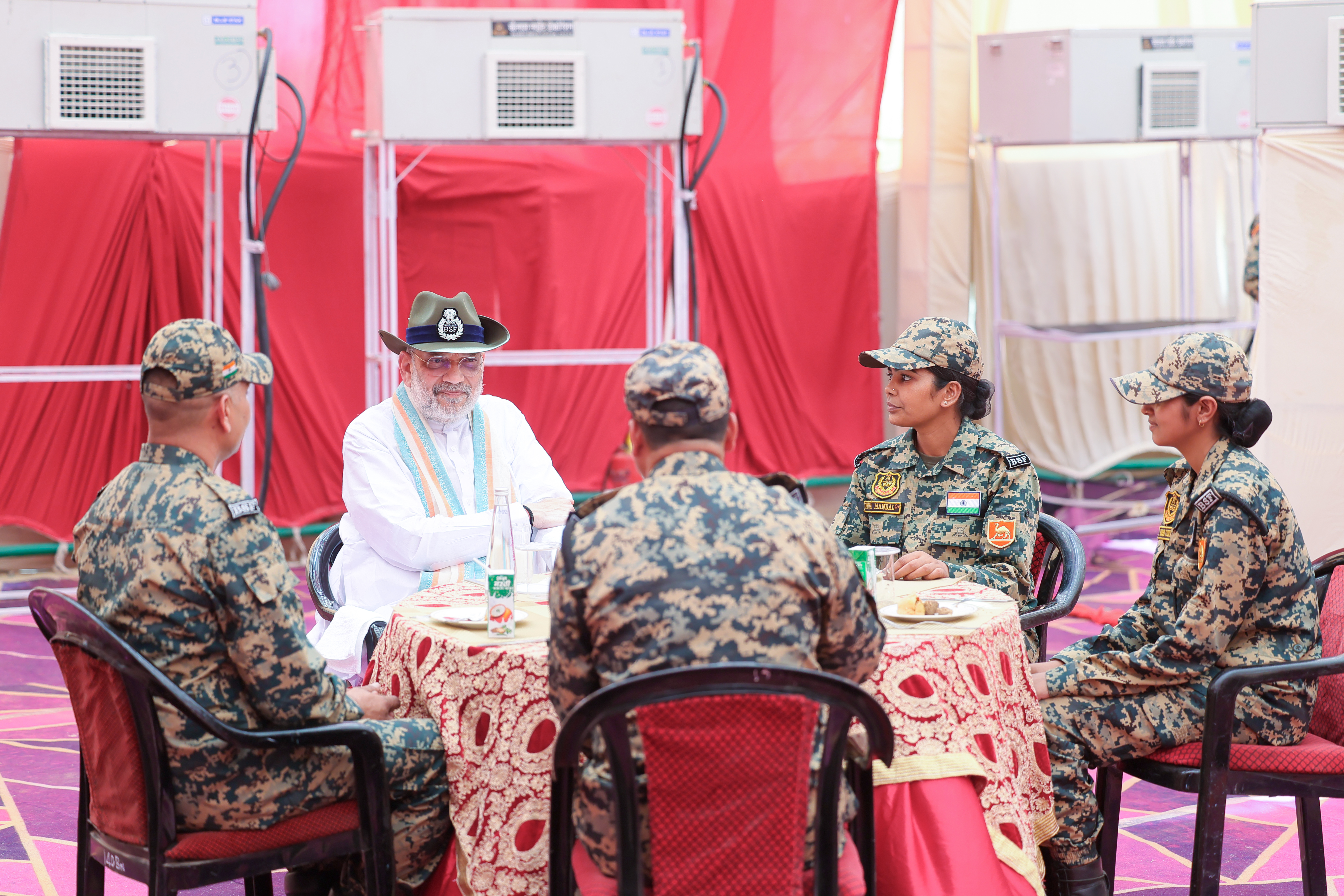 Shri Amit Shah interacted with BSF personnel over high tea at the Sanchu Border Outpost, in Bikaner.
