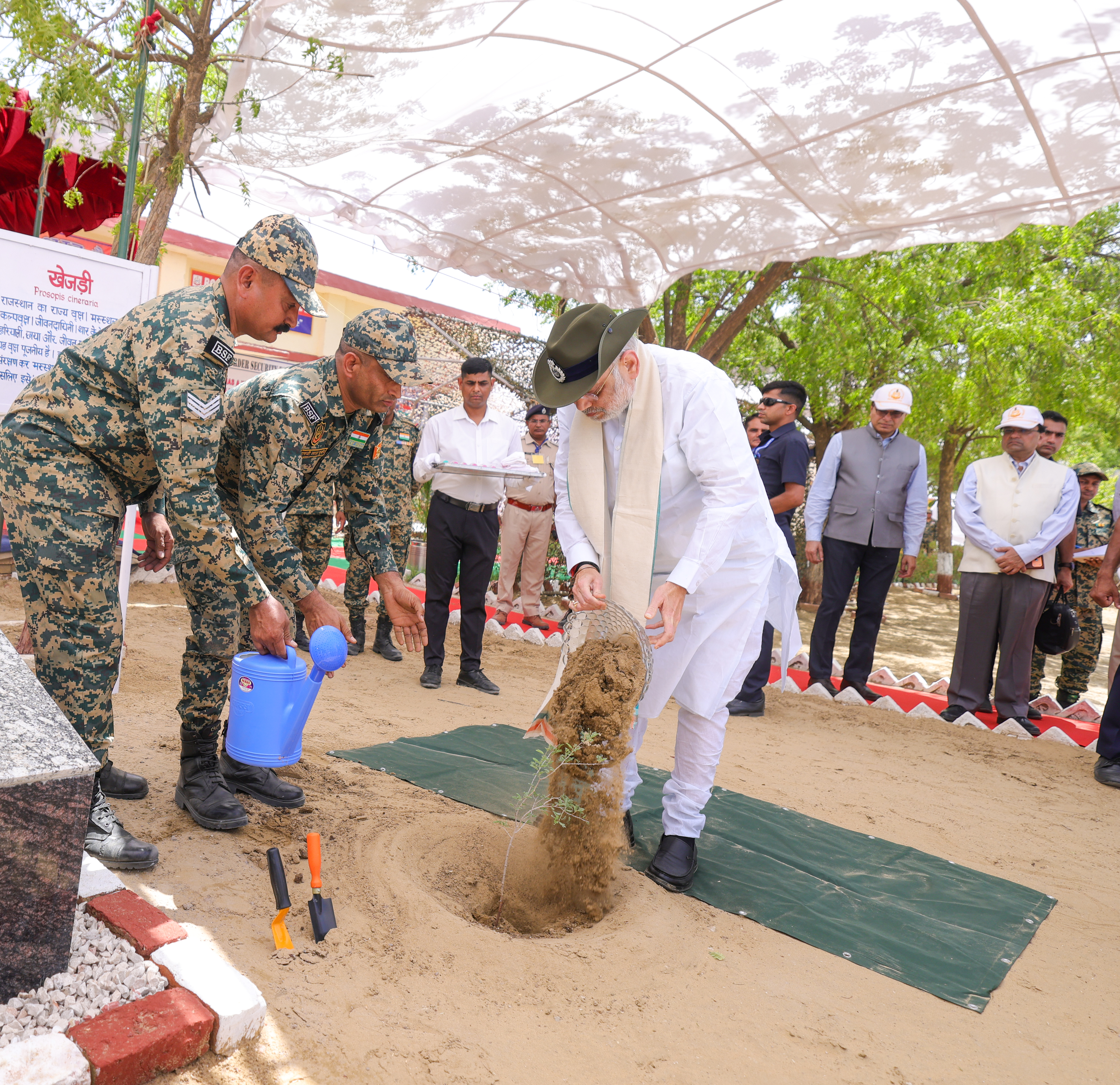 Shri Amit Shah planted a ‘Khejri’ sapling at the Sanchoo Border Outpost in Rajasthan.