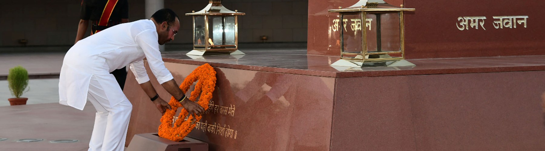 Shri G. Kishan Reddy paying tribute